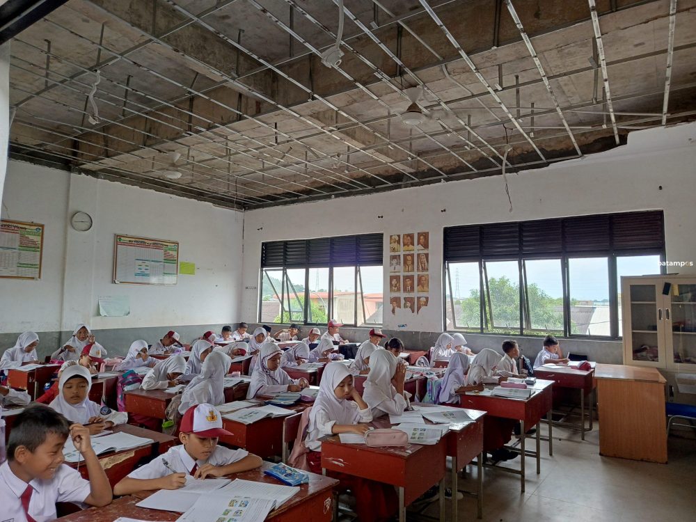 Murid SDN 013 Batam di Marina mengikuti kegiatan belajar di sekolah.