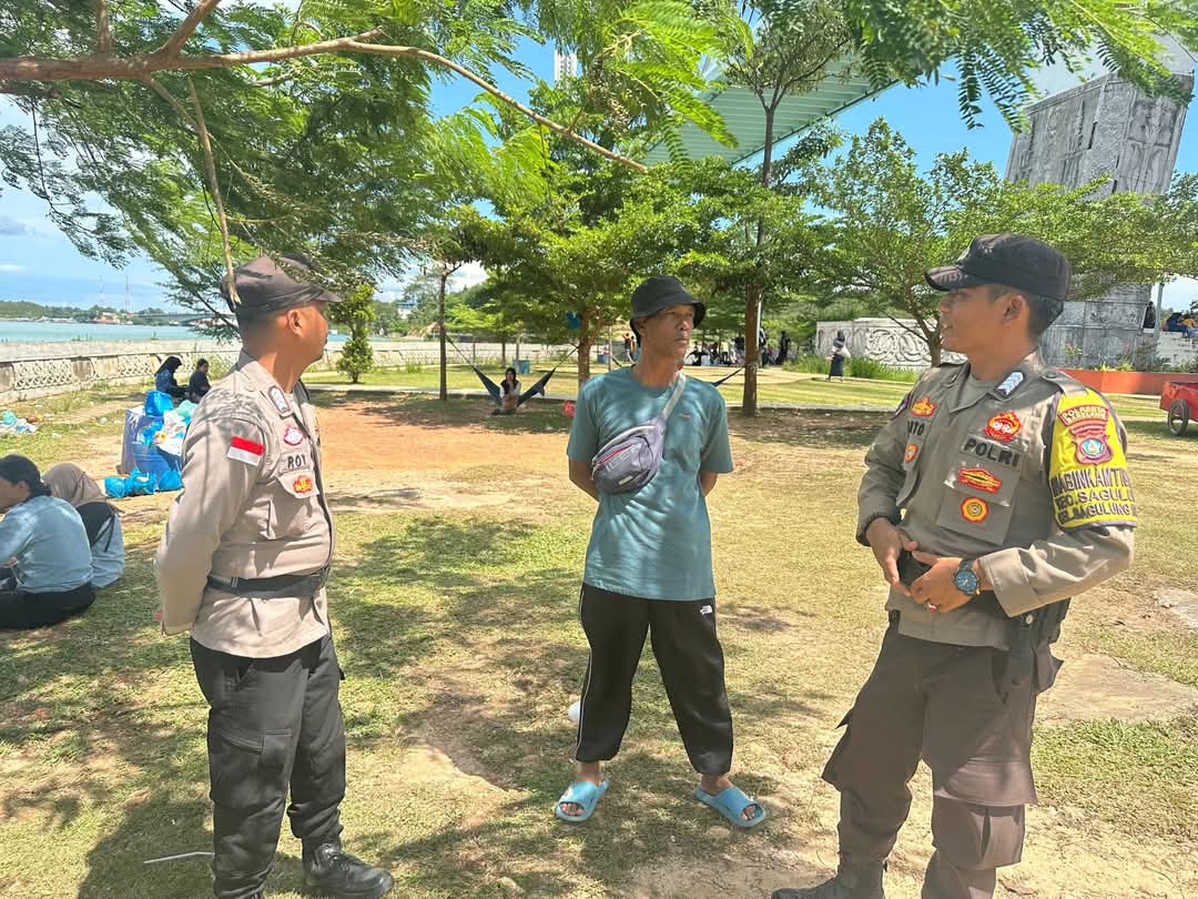 Personil Polsek Sagulung ingatkan pengunjung kawasan jembatan I Barelang untuk selalu waspada dengan cuaca ekstrem.