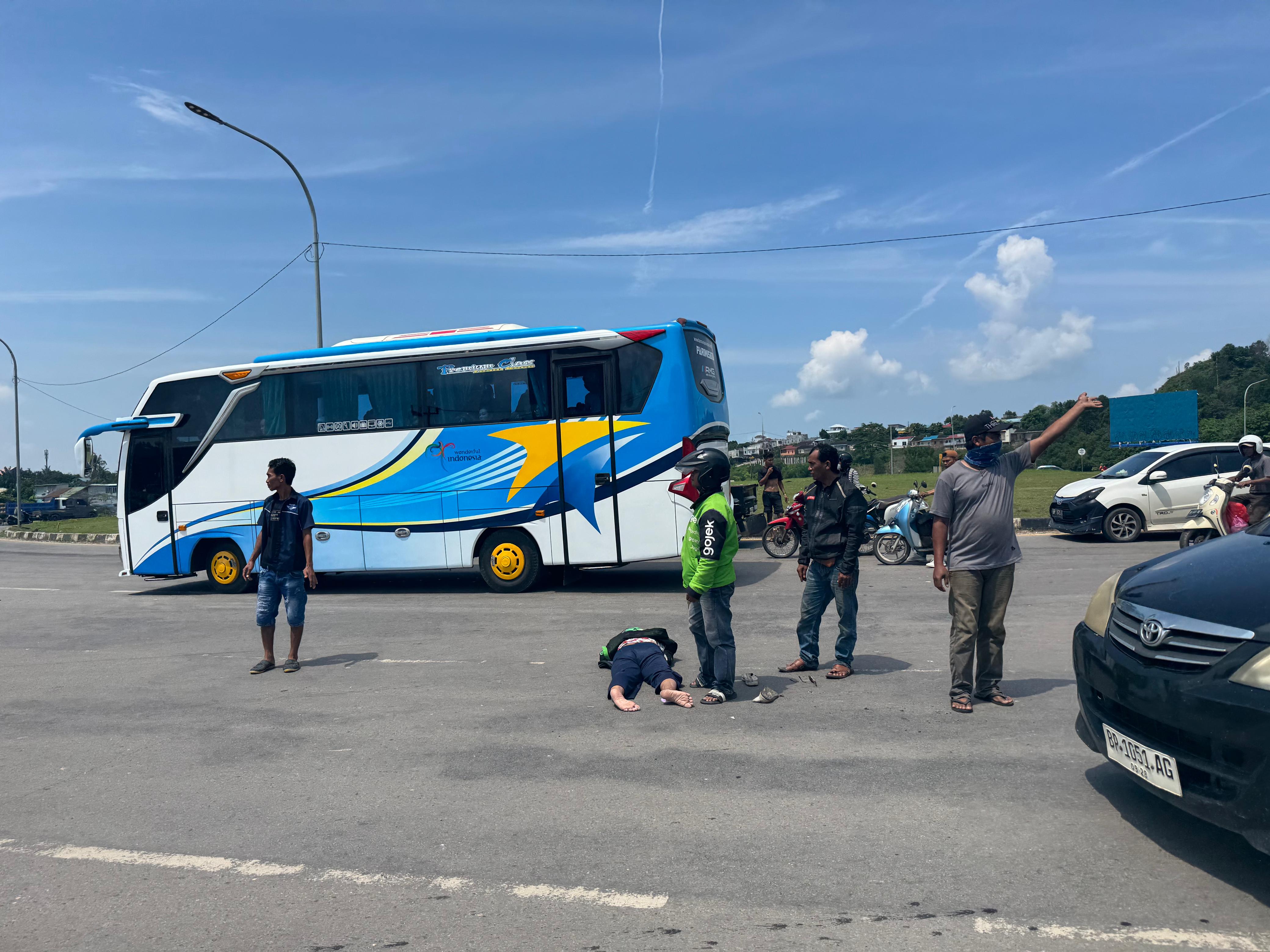 Pengendara sekarat dan terjatuh di jalan usai bersenggolan dengan pikap di simpang Barelang.