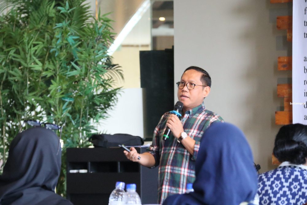 Deputi Direksi Wilyah II Oktaviania Ramba menyampaikan pemaparan pada acara media gathering BPJS Kesehatan Batam di Hotel Aston, Senin (6/5).