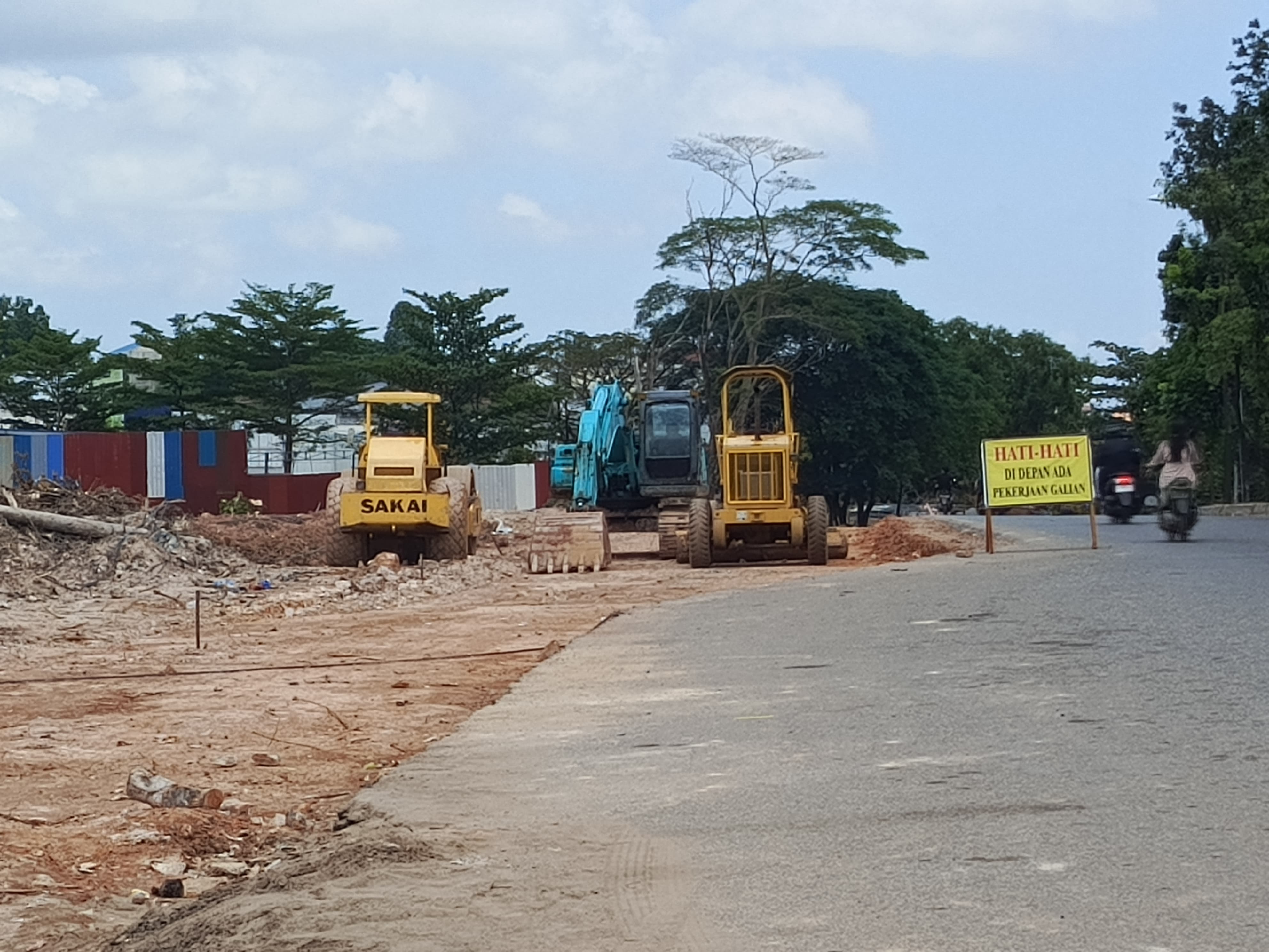 Progres proyek peningkatan jalan di Batuaji.