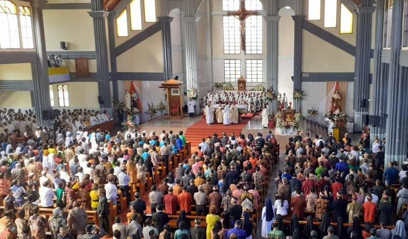 UMAT Katolik saat melaksanakan ibadah di Gereja. Masa Sede Vacante, umat juga diminta turut mendoakan.
