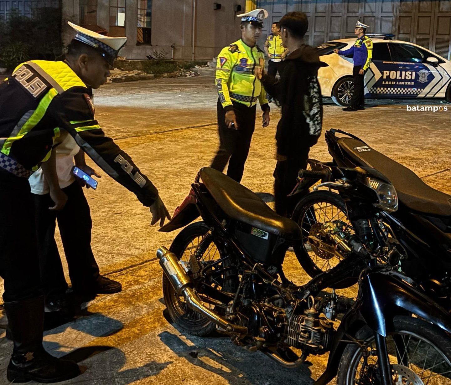 Polisi menindak motor yang terindikasi melakukan balap liar dan menggunakan knalpot brong, Minggu (4/5) dini hari.