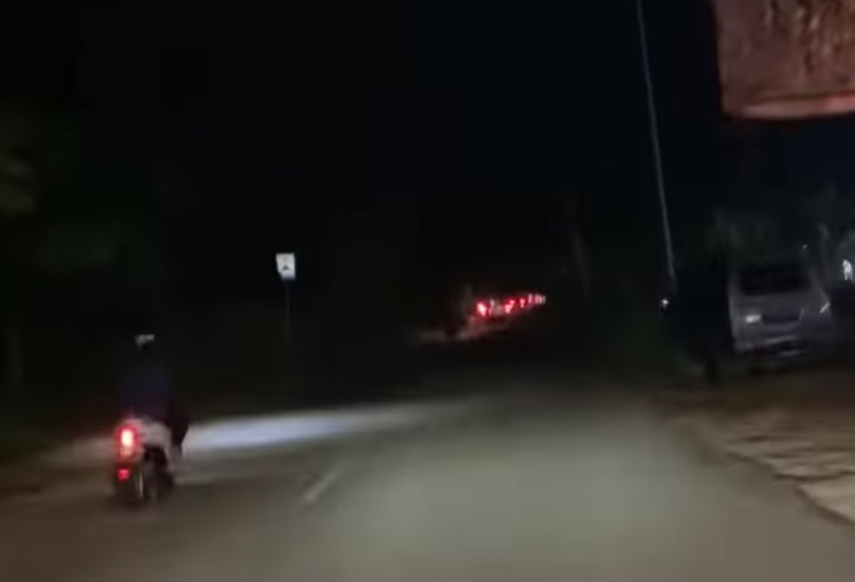 Jalan yang gelap gulita karena ampu jalan pada padam.