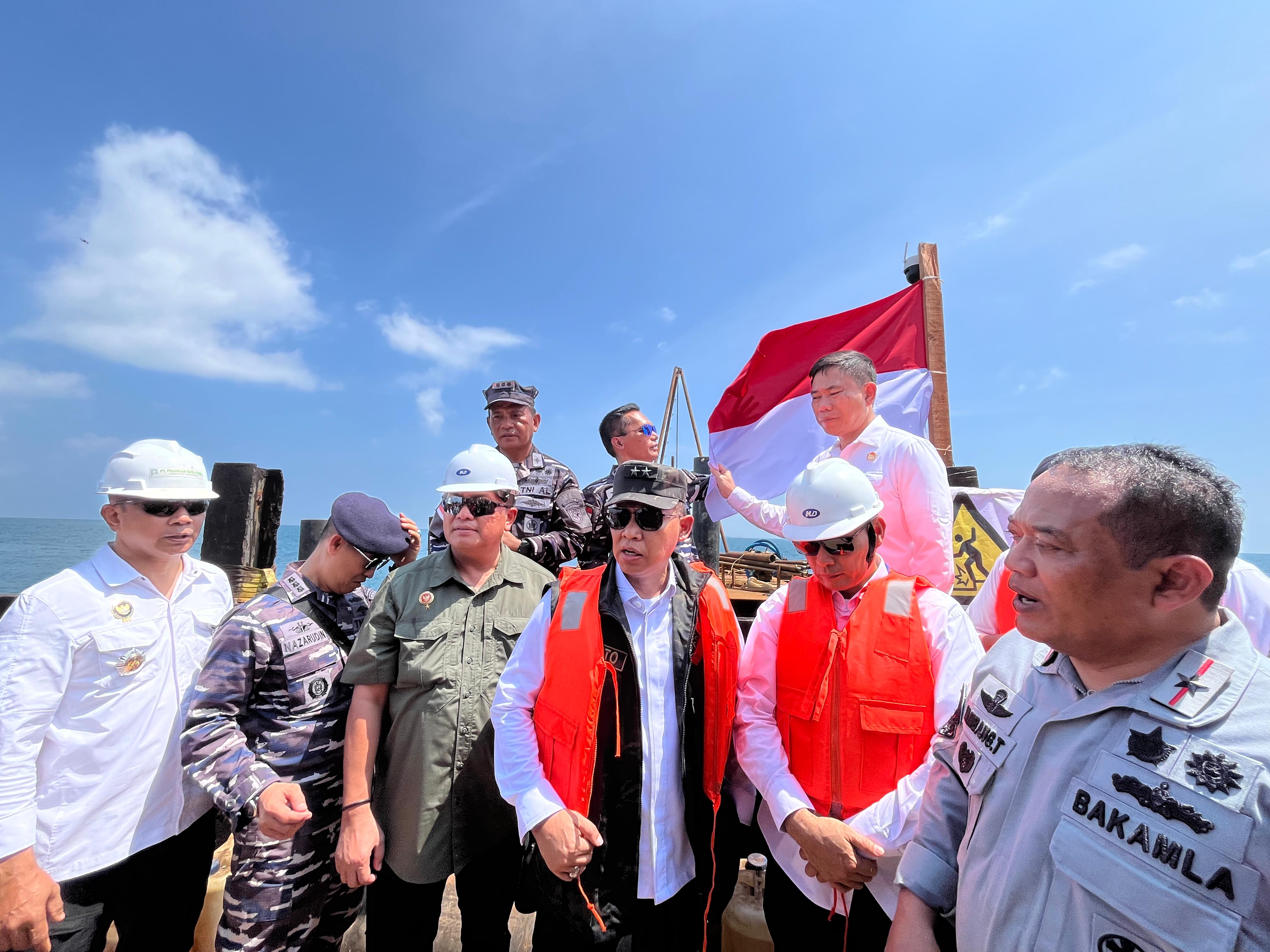 Jajaran pemerintahan saat peninjauan mercusuar Karang Singa di Kepri.