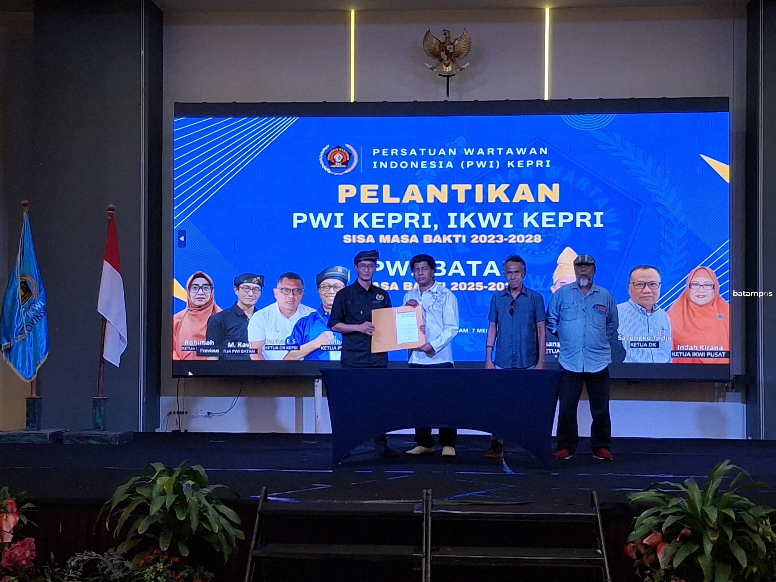 Ketua PWI Batam, Muhammad Kavi Anshary usai menandatangani MoU dengan tiga organisasi nelayan dalam rangkaian pelantikan pengurus PWI Batam di Hotel Planet, Batam, Kepulauan Riau.