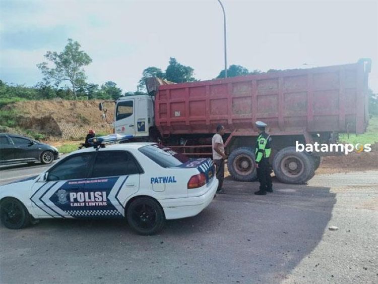 Ilustrasi: Personel Satlantas Polresta Barelang saat memberikan penjelasan kepada salah seorang sopir truk pengangkut tanah tanpa penutup atau terpal.