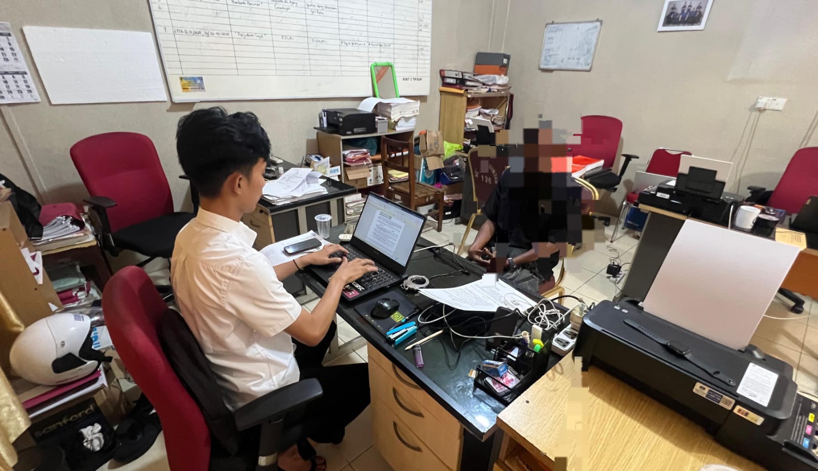 Pelaku pungli diperiksa di Mapolres Bintan setelah ditangkap polisi di Tanjunguban, Senin (5/5/2025).