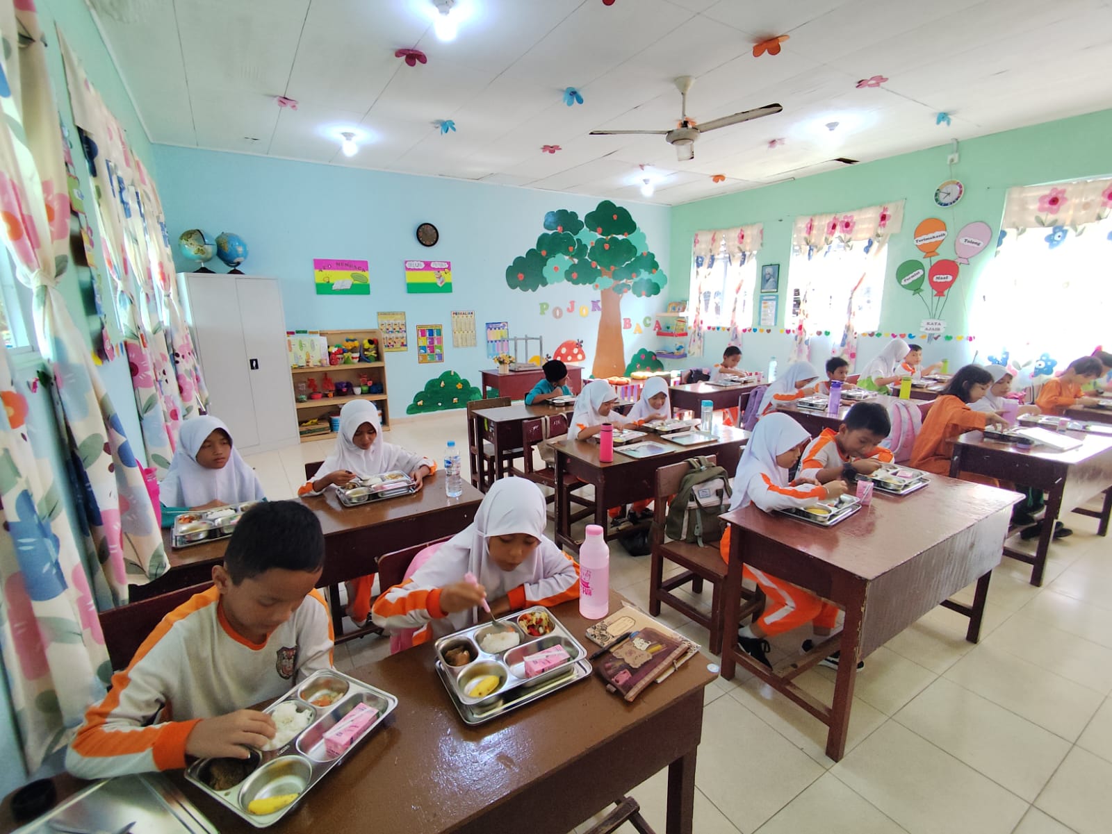 Murid SDN 007 Bukit Bestari kelas dua saat menyantap makanan bergizi gratis yang disalurkan, Jumat (9/5).