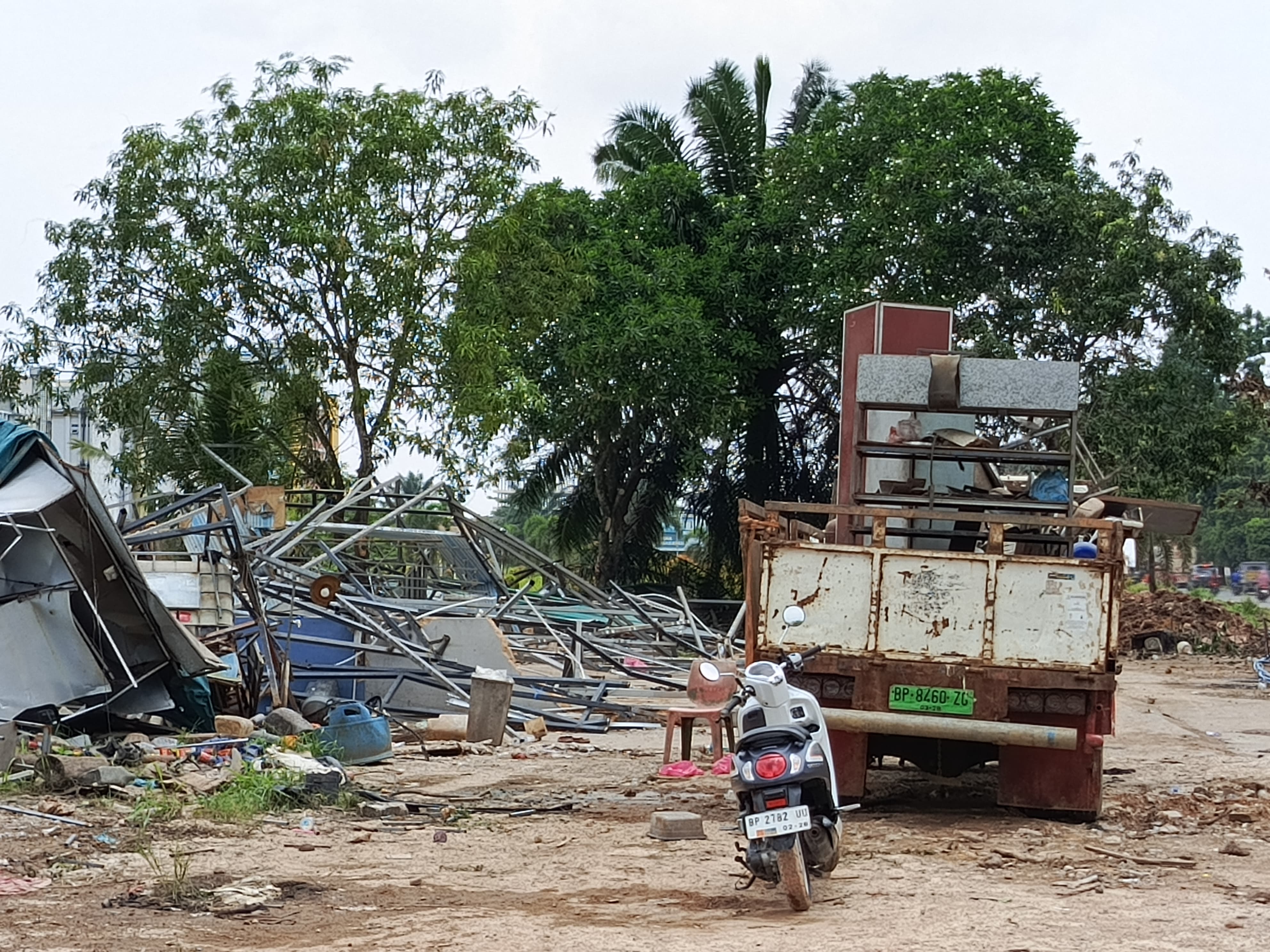 Kios Liar di lokasi pelebaran jalan di Daerah Batuaji mulai dibiongkar.