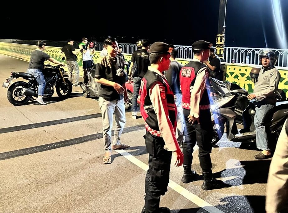 Sebanyak 18 orang yang kedapatan mabuk di Jembatan Dompak diamankan polisi.