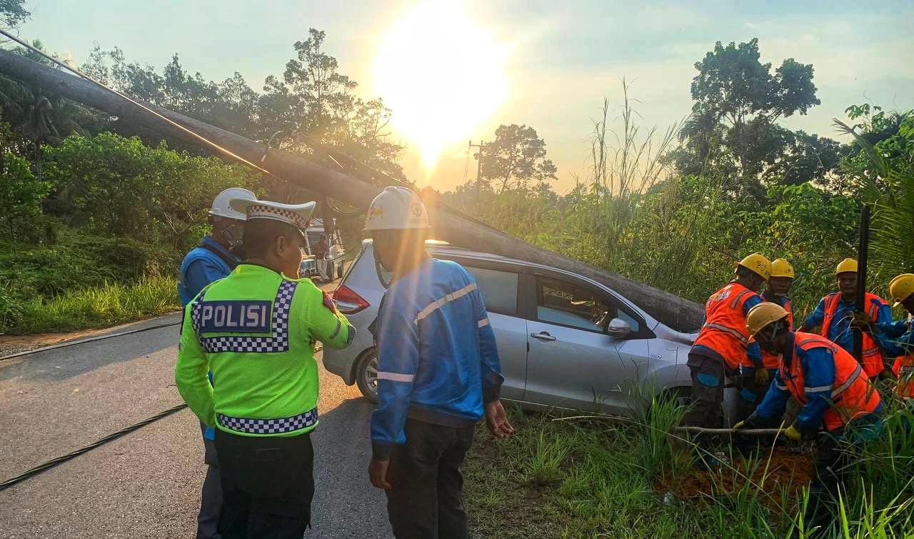 Mobil Suzuki Ertiga menabrak tiang listrik di jalan Jawa Kampung Banjar Lama RT 004 RW 004 Desa Gunung Kijang, Kecamatan Gunung Kijang, Bintan, Kamis (8/5/2025) sore.