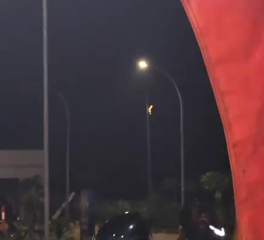 Detik-detik tiang listrik di batu 10 Tanjungpinang saat mengeluarkan percikan api karena korsleting listrik, Kamis (8/5).