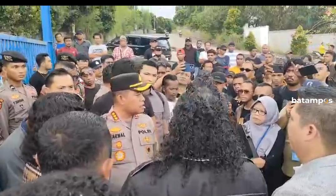 Kapolresta Barelang mendatangi mantan karyawan PT Pelayaran Alkan Abadi saat gelar aksi di PT Laut Mas yang berada di dalam kawasan Union Park, Batam, pada Kamis (8/5) pagi.
