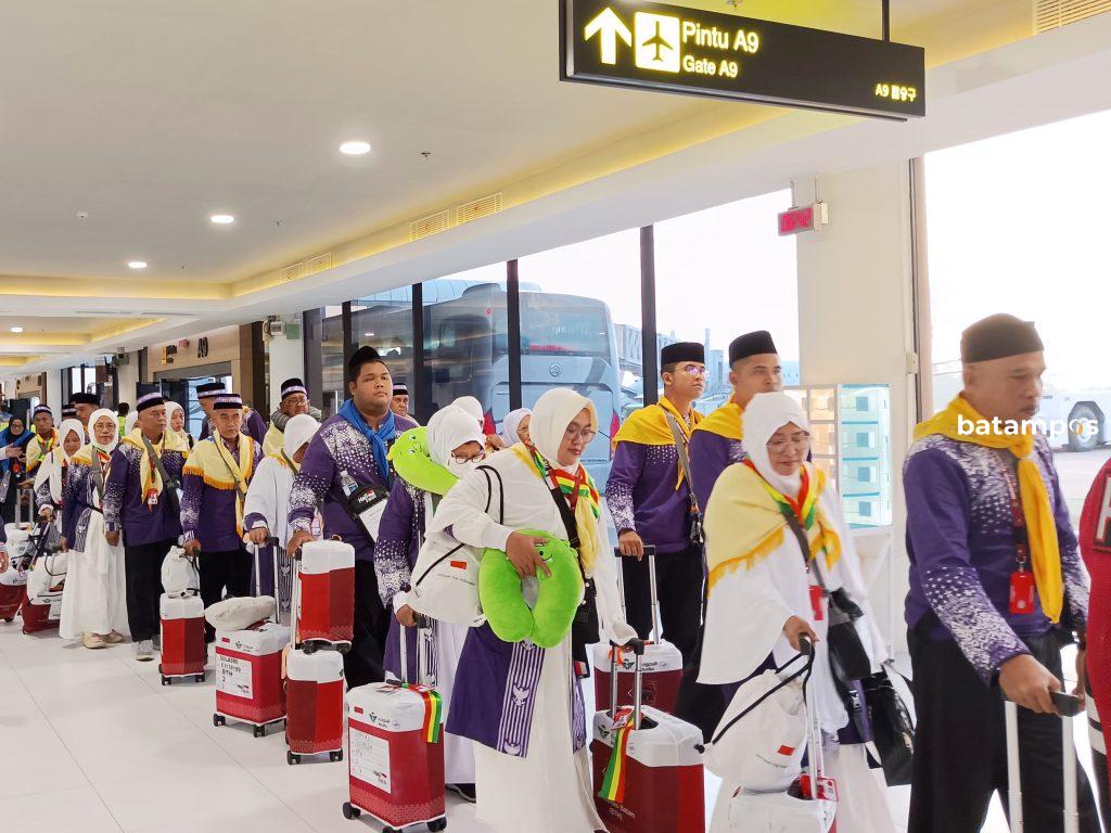 Keberangkatan Kloter Pertama Calon Jemaah Haji (CJH) Embarkasi Batam yang dilayani melalui Bandara Internasional Hang Nadim. Foto. PT BIB untuk Batam Pos.
