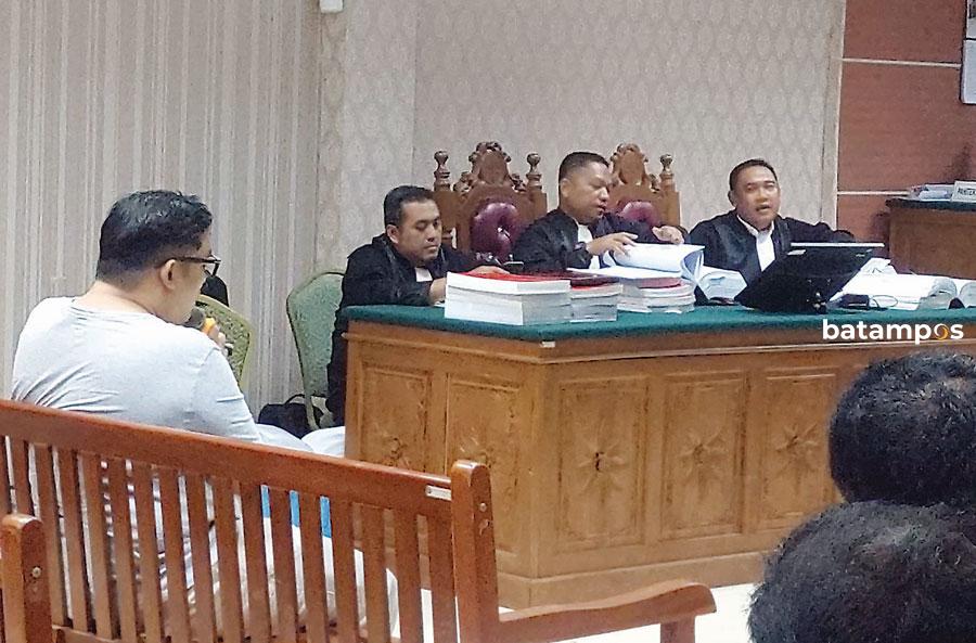 Mantan Kasatnarkoba Polrestra Barelang Kompol Satria Nanda menjalani sidang lanjutan kasus penggelapan barang bukti narkoba jenis sabu di PN Batam, Jumat (25/4) lalu. F. Azis Maulana/Batam Pos