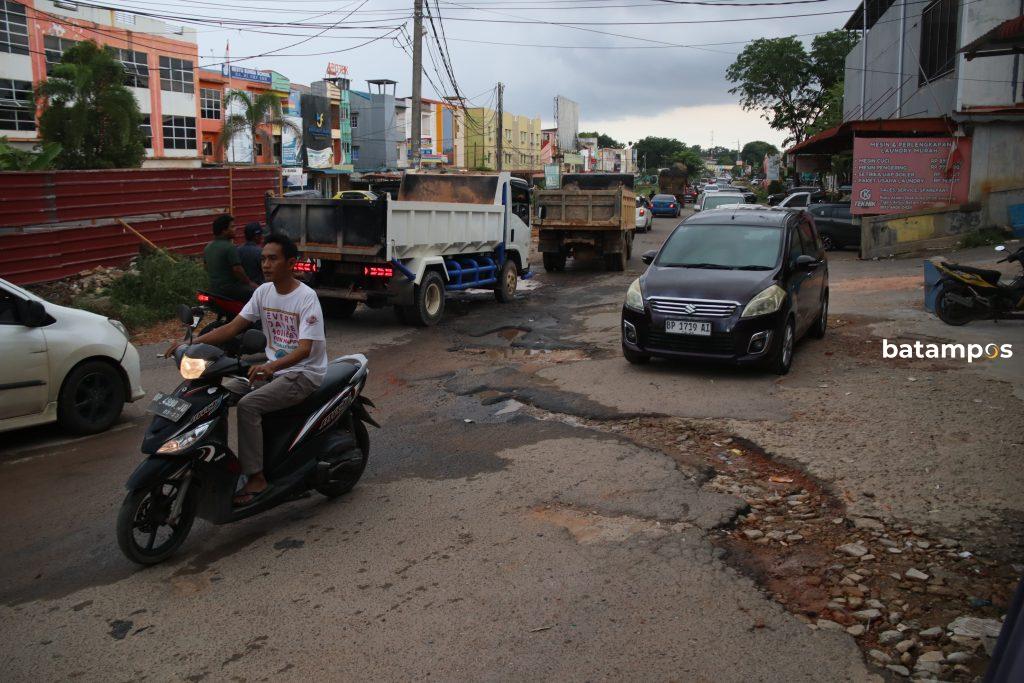 Sejumlah kendaraan melintas di jalan Simpang Cikitsu, Senin (12/5). Pemerintah kota Batam berencana akan melakuka perbaikan dan juga pelebaran jalan tersebut. F Cecep Mulyana/Batam Pos