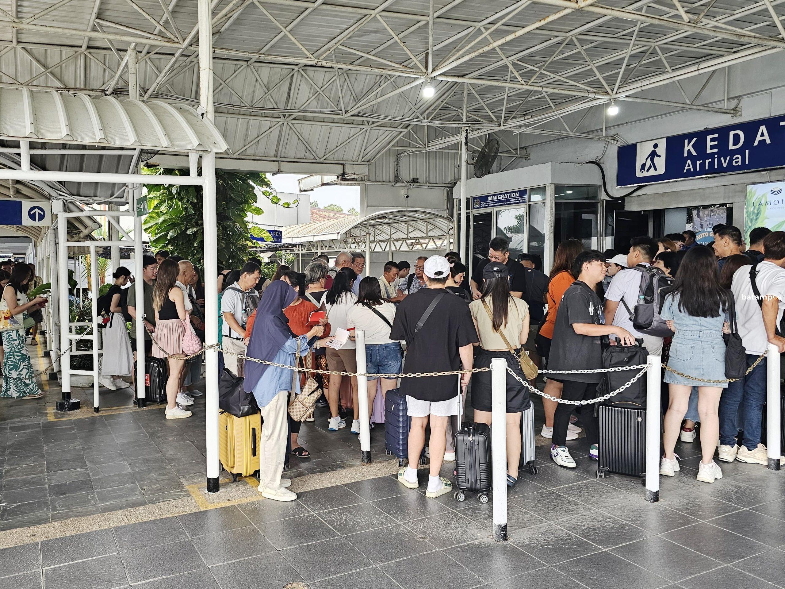 Suasana Pelabuhan Internasional Batam Center.
