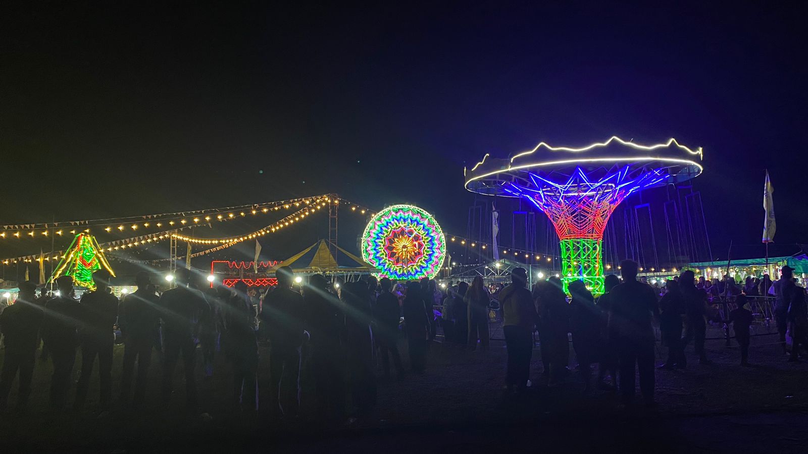 Wahana permainan yang ada di Pasar Malam Daik Lingga.
