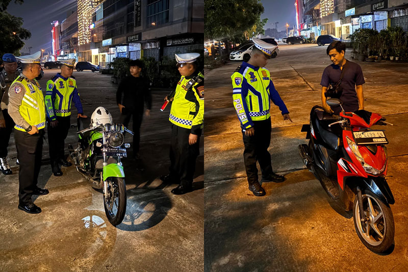 Polisi menunjukkan motor yang menggunakan knalpot brong.