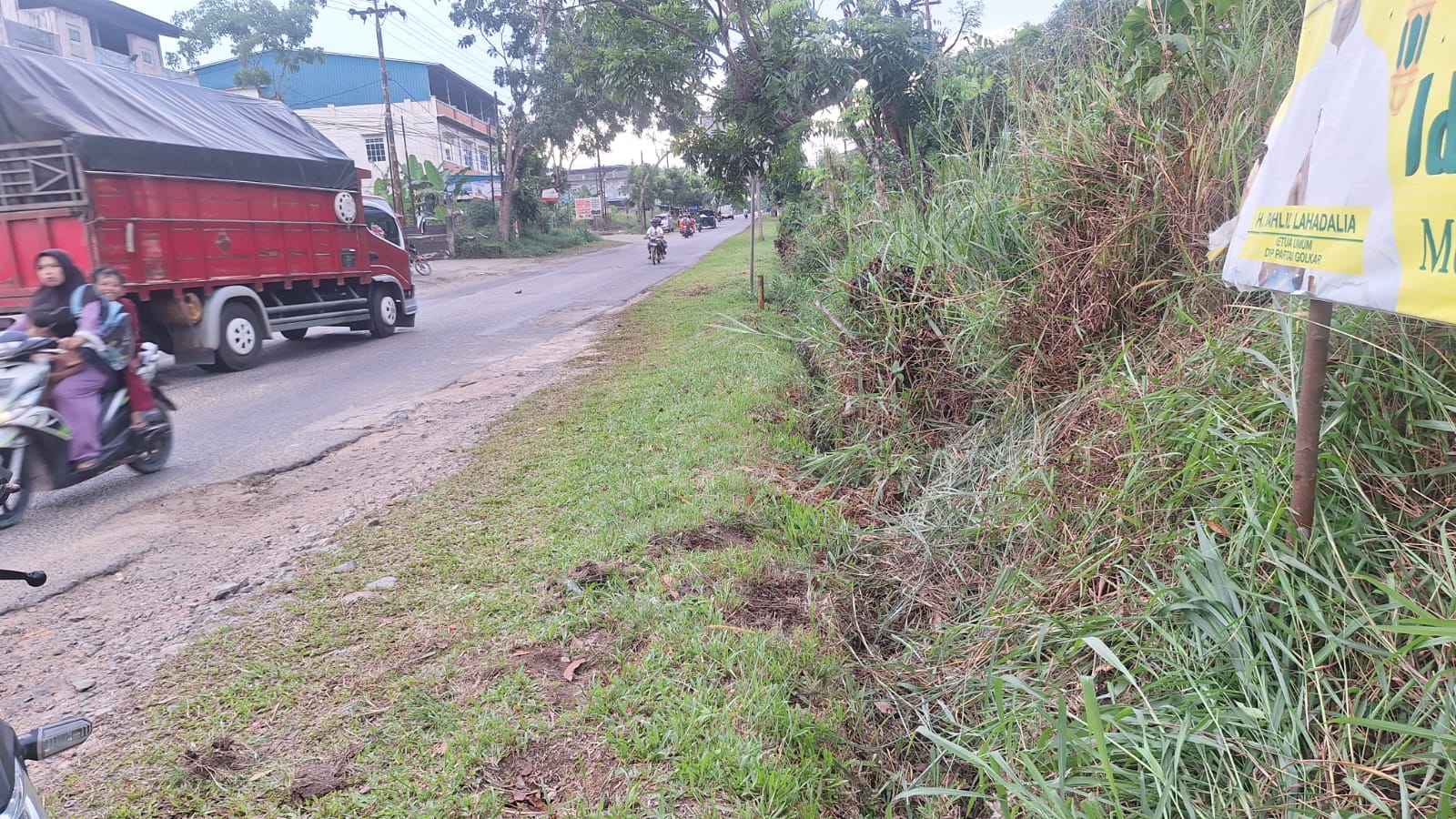 Kondisi ruas jalan di jalan Nusantara Km 18 arah Kijang, Kecamatan Bintan Timur yang banyak berlubang dan tidak rata.