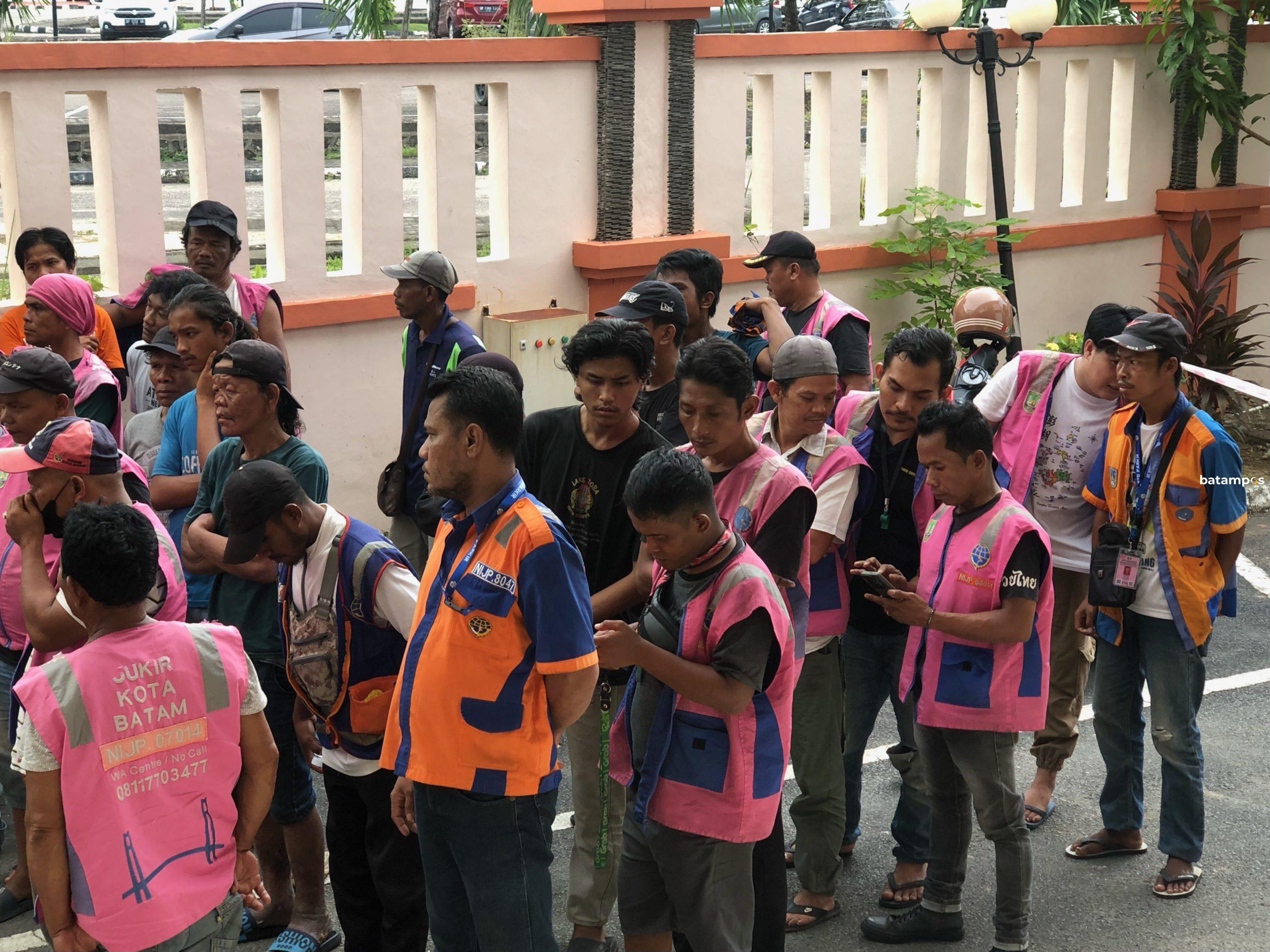 Para jukir liar usai sidang di Pengadilan Negeri Batam, Jumat (9/5).