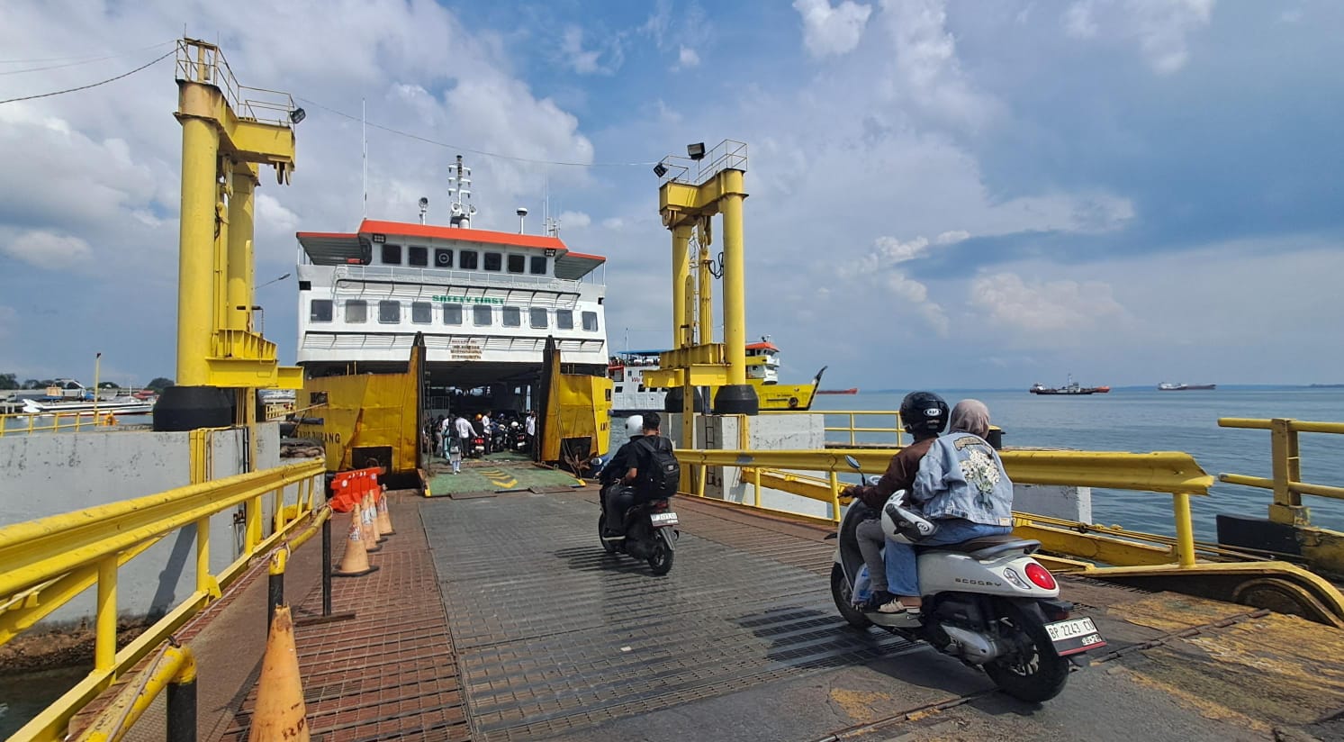 Pengguna jasa kapal RoRo bersiap memasuki kapal di Pelabuhan ASDP Tanjunguban, Selasa (13/5/2025) siang.