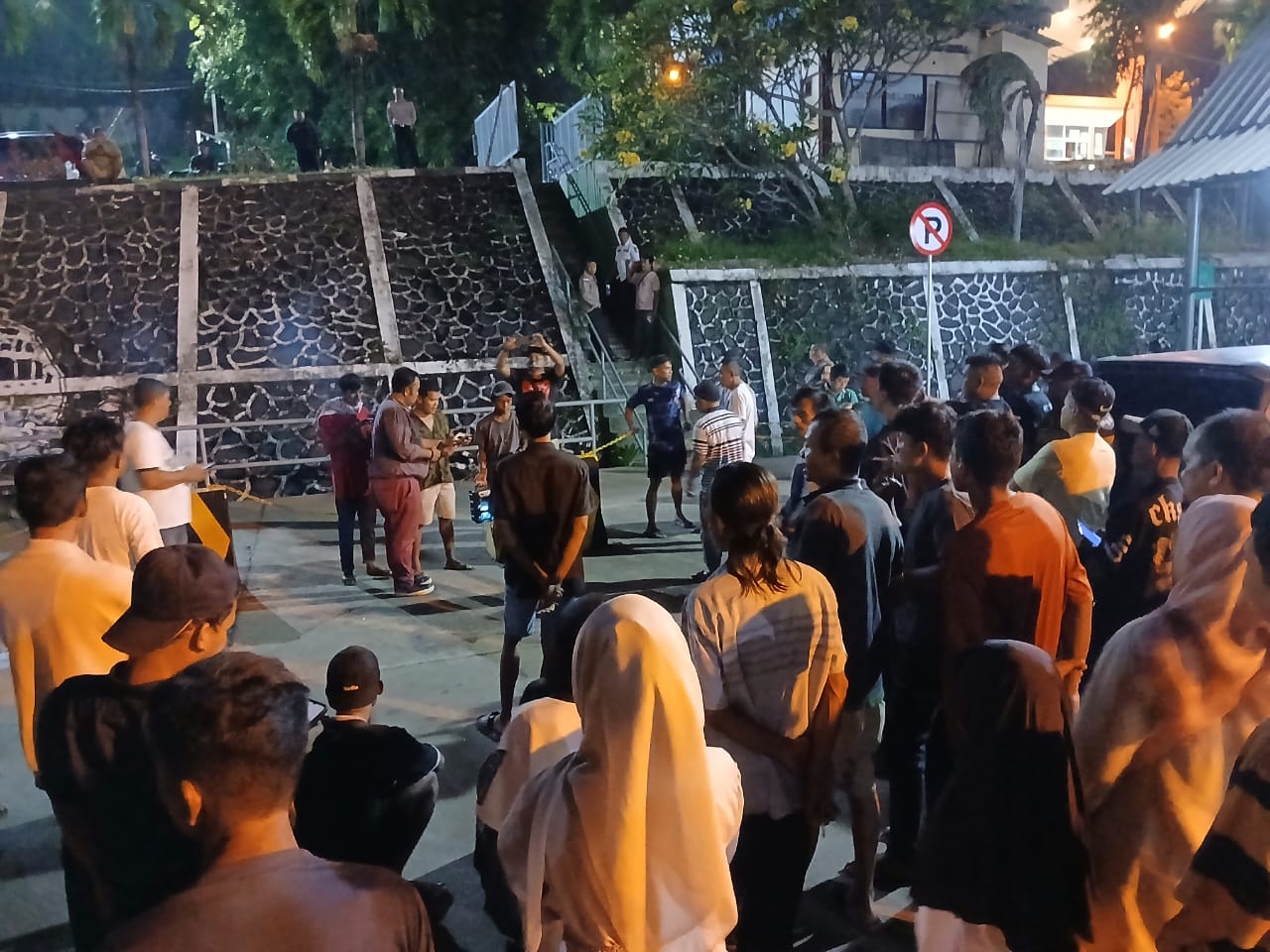 Sejumlah penumpang yang kesal karena tidak ada penambahan trip kapal menuju Tanjunguban berkumpul di Pelabuhan ASDP Telagapunggur, Batam, Senin (12/5/2025) malam.