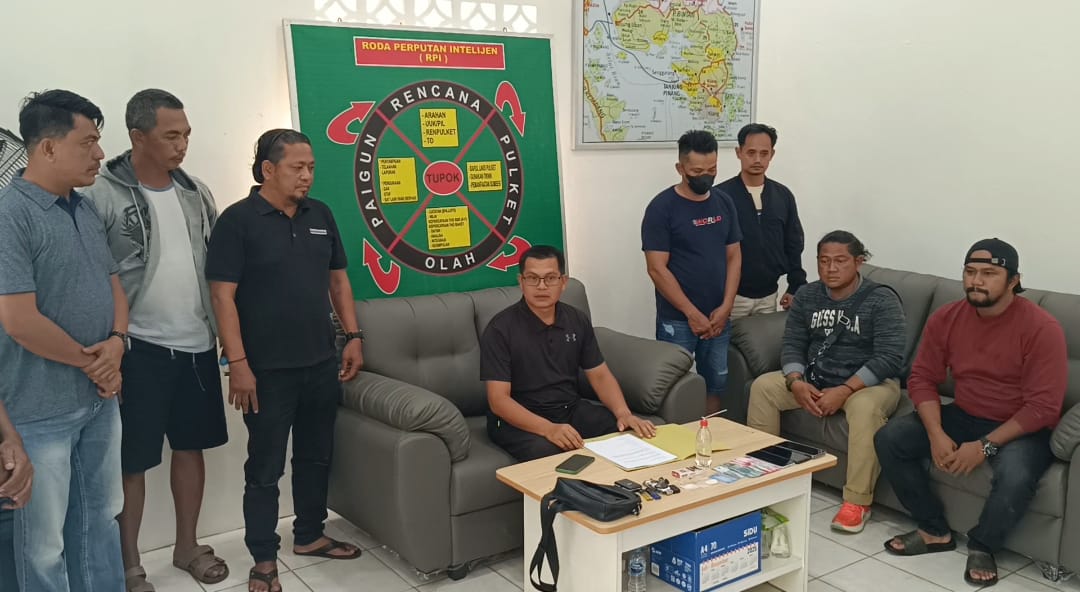 Pelaku mengenakan masker diamankan Unit Intelijen Kodim 0315/Tanjungpinang karena mengedarkan sabu.