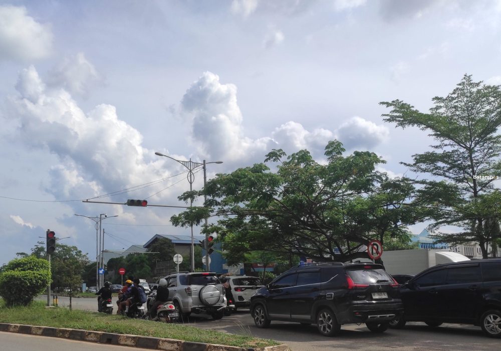 Kendaraan berhenti saat lampu merah menyala di Simpang Kalista.
