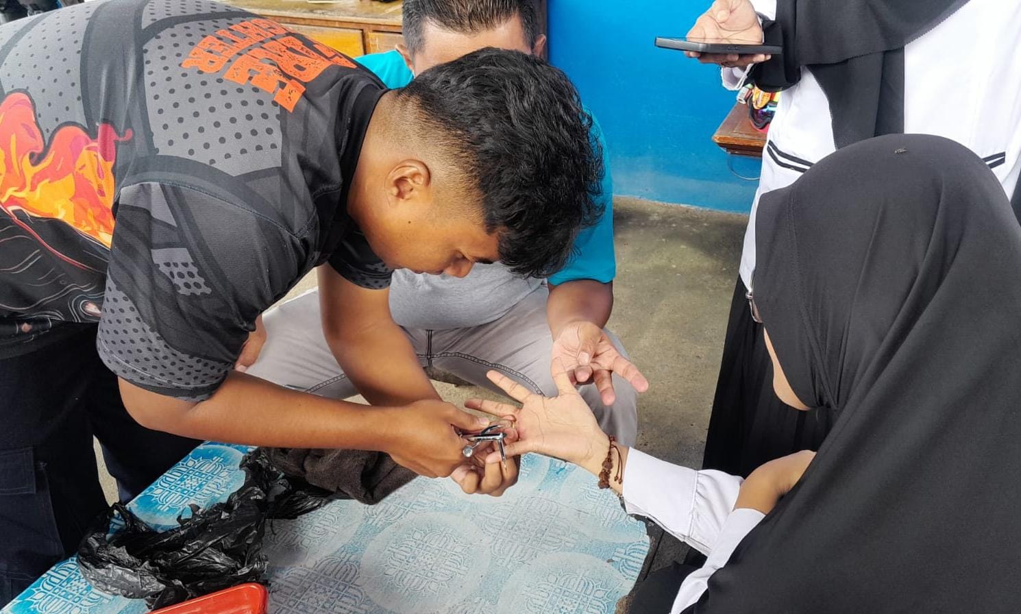 Pemadam kebakaran mencoba melepaskan cincin yang tersangkut di jari salah satu guru di Bintan, Rabu (14/5/2025) siang.