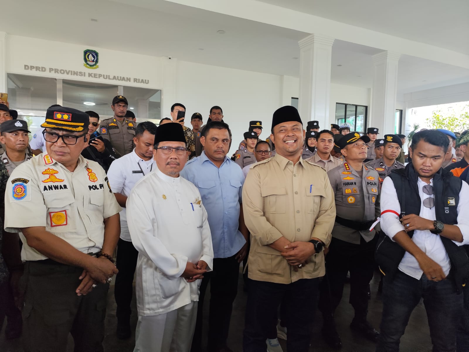 Ketua DPRD Kepri, Iman Sutiawan saat bertemu dengan ratusan nelayan yang melakukan aksi demonstrasi, Kamis (15/5).