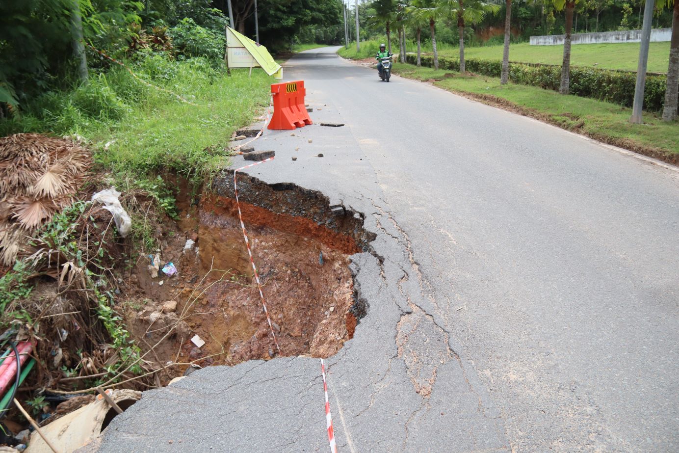 Jalur lambat Jalan Sudirman amblas dengan lubang yang cukup lebar Rabu (14/5).  F Cecep Mulyana/Batam Pos