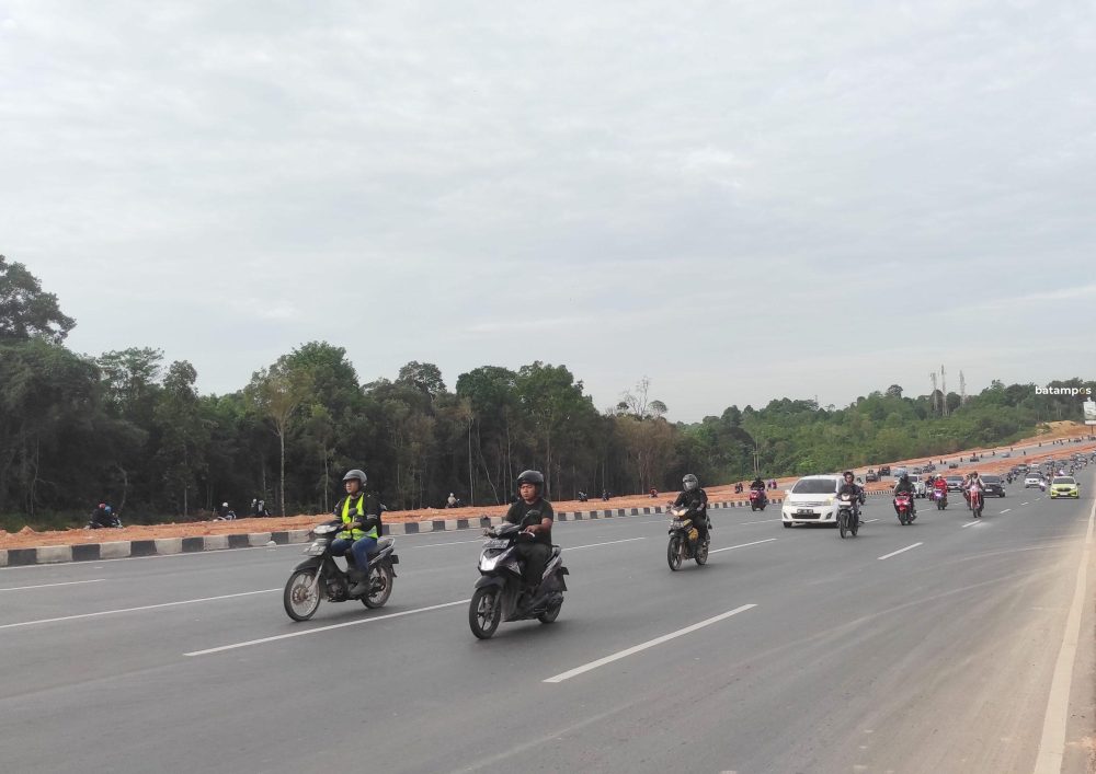 Sejumlah pengendara sepeda motor melintas di Jalan Sudirman, Batam Centre, Rabu (8/1). Pengendara sepeda motor diwajibkan menggunakan lajur kiri jalan.
