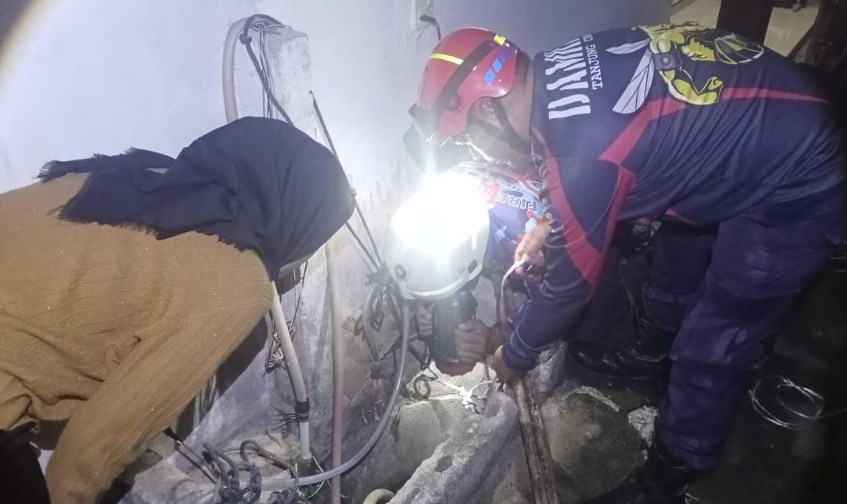 Tim pemadam kebakaran mengevakuasi kucing yang terjebak di dalam sumur sedalam sekitar 15 meter di jalan Mekarsari, Tanjunguban, Kecamatan Bintan Utara pada Selasa (13/5/2025) malam.
