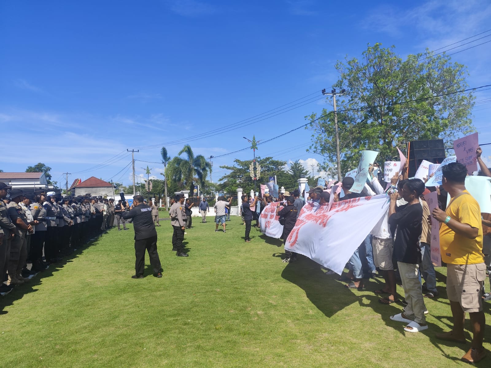 Ratusan nelayan asal Kabupaten Bintan melakukan demonstrasi di Gedung Daerah Tanjungpinang, Kamis (15/5).