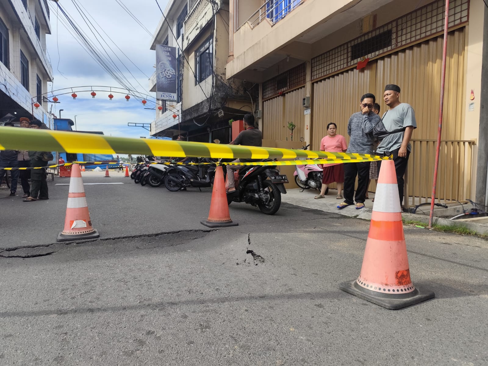 Jalan Pelantar Dua akses jalan menuju Pelabuhan Kuala Riau ambles akibat konstruksi yang keropos, Jumat (16/5).