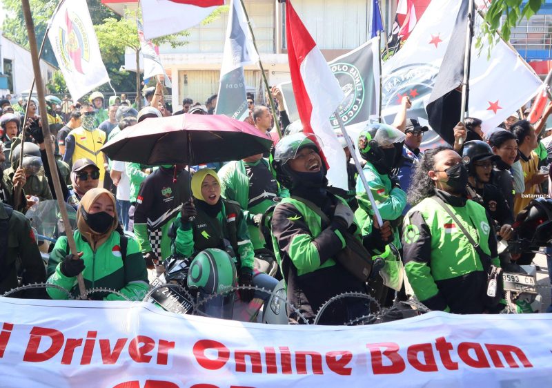 Aliansi Driver Ojek Online Batam melakukan aksi demo di depan Gedung Graha Kepri, Selasa (11/6). Besok, driver ojol kembali menggelar aksi.