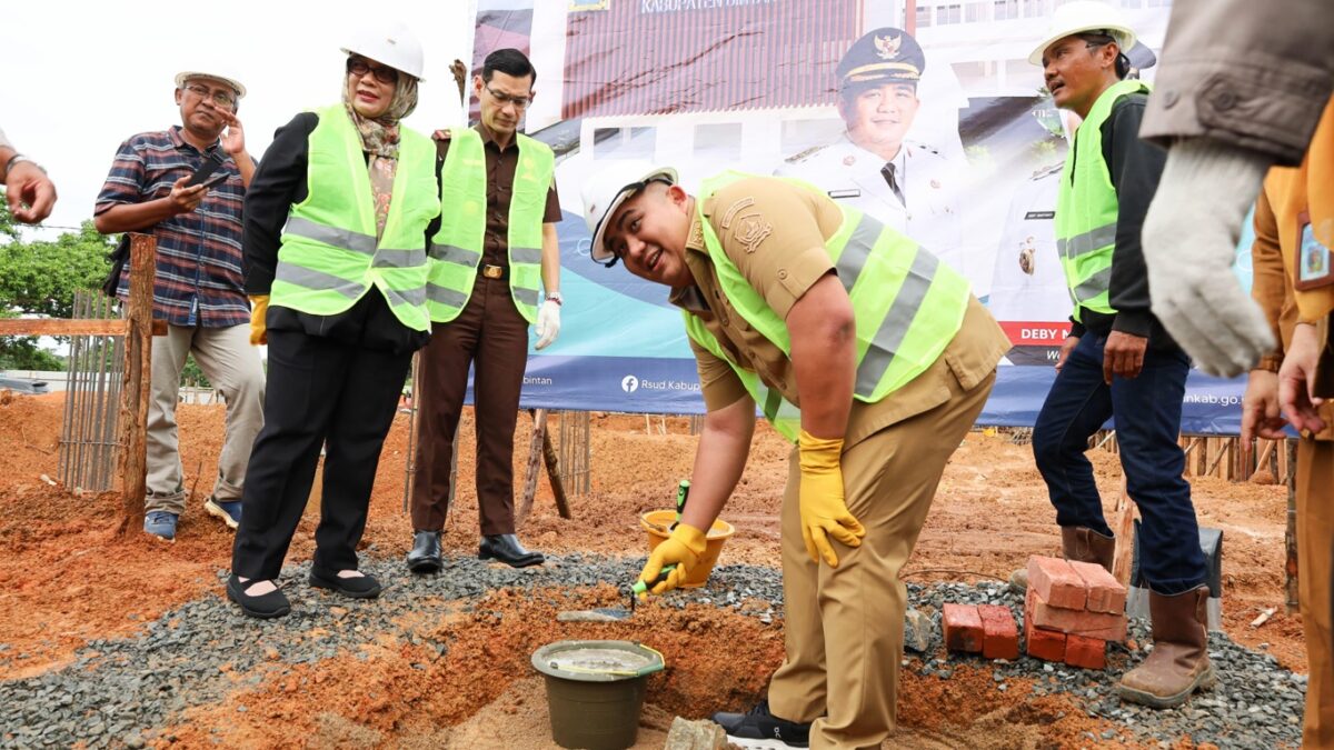 Bupati Bintan Roby Kurniawan melakukan peletakan batu pertama pembangunan Gedung Poliklinik Rawat Jalan RSUD Bintan.