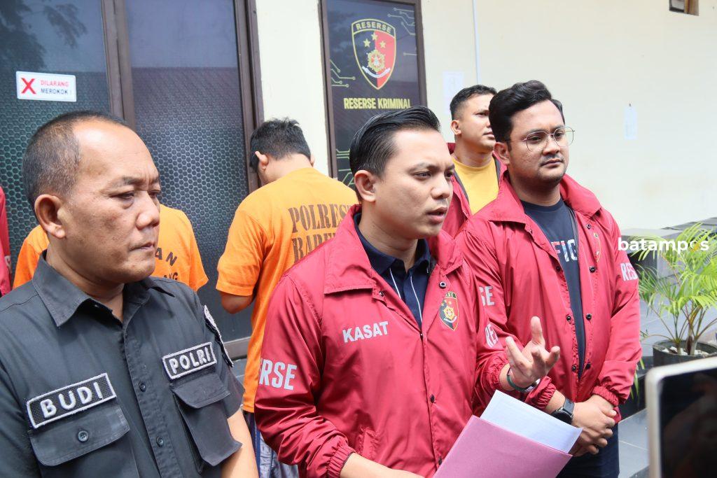 Kasat Reskrim Polresta Barelang AKP M. Debby Tri Andrestian saat memberi keterangan.