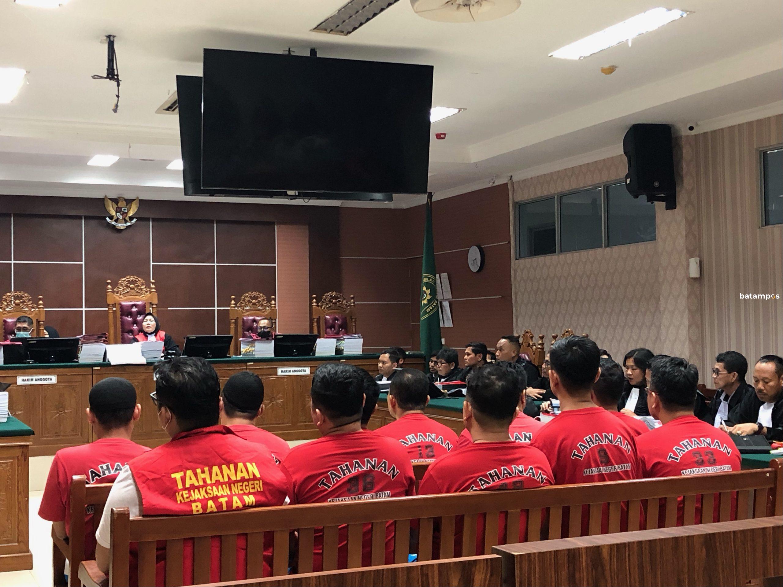 10 Eks Satresnarkoba Polresta Barelang saat menjalani sidang lanjutan kasus penggelapan barang bukti narkoba jenis sabu di PN Batam, Jumat (25/4) lalu.