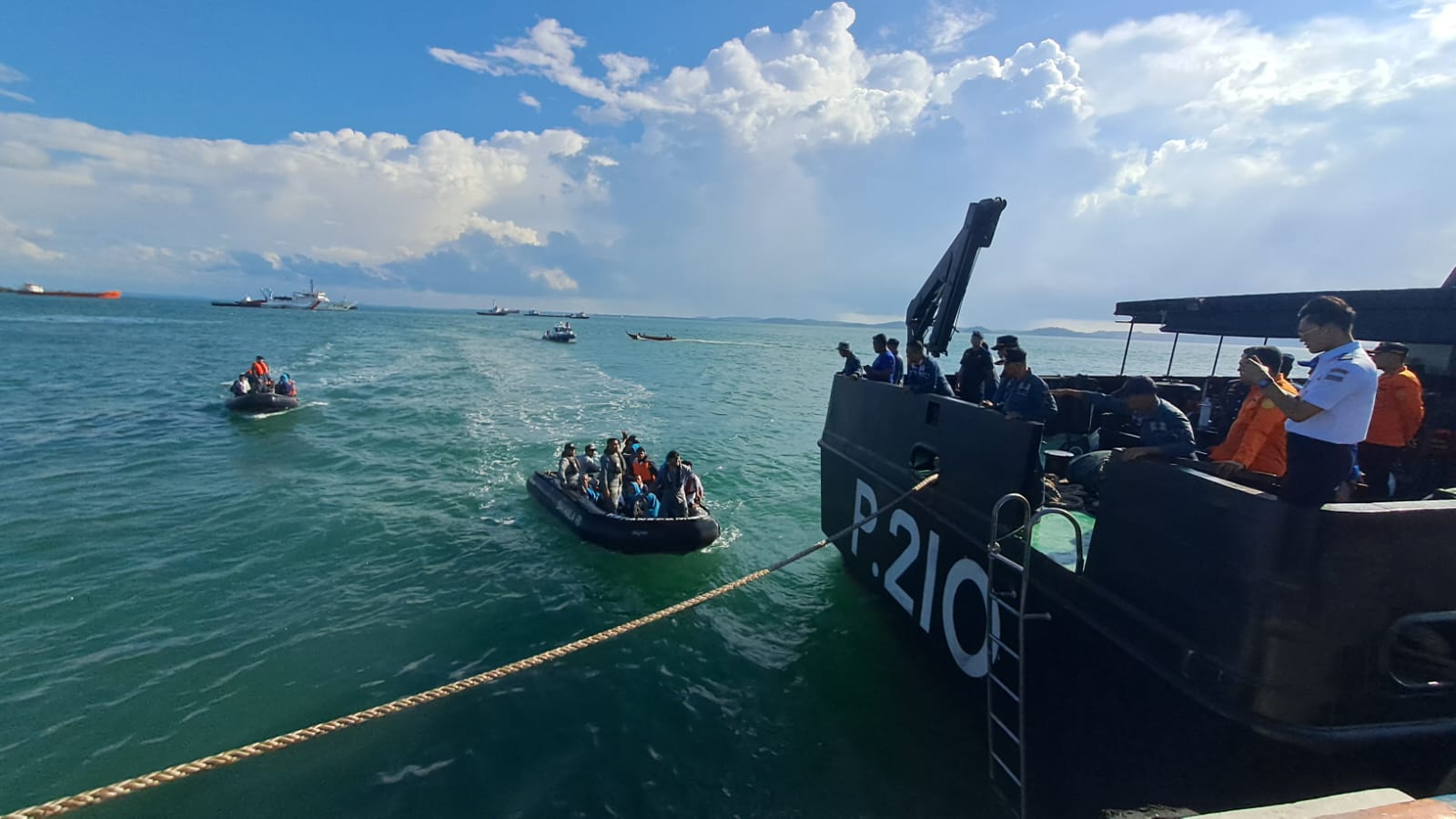 Boat yang membawa kru kapal KM Pasific Memory II saat akan tiba di dermaga Pangkalan PLP Tanjunguban, Bintan pada Selasa (20/5/2025) sore.