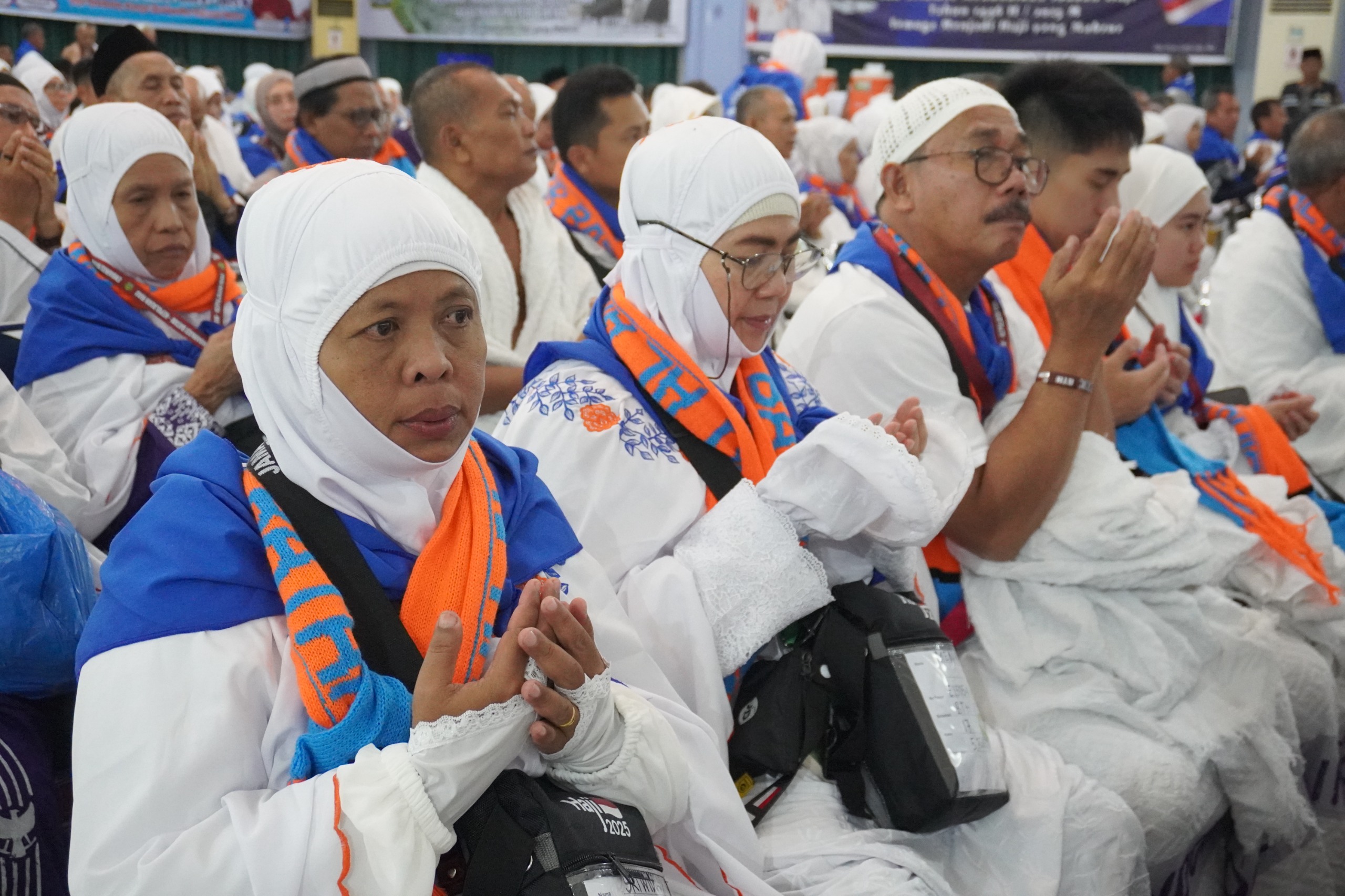 Jemaah Calon Haji (CJH) dari Kelompok Terbang (Kloter) 17 Embarkasi Batam berdoa bersama menjelang keberangkatan ke Arab Saudi di Asrama Haji Batam, Selasa (20/5). 