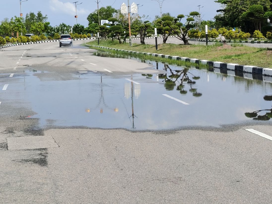 Jalan di kawasan Coastal Area yang tergenang.