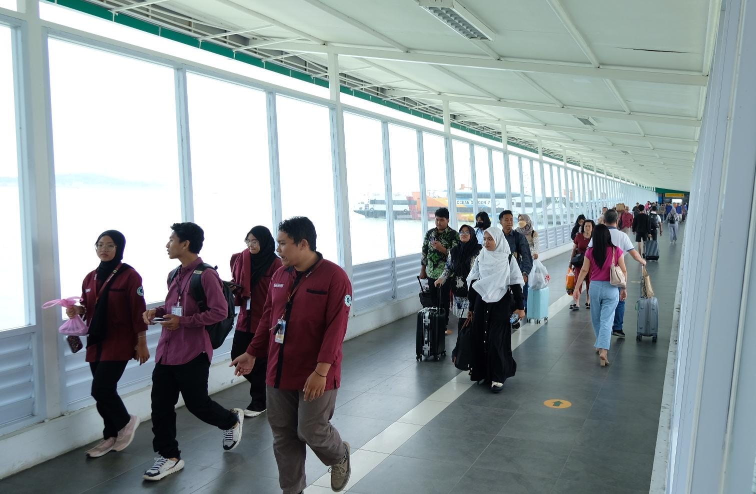 Arus penumpang di Pelabuhan SBP Tanjungpinang, Rabu (21/5).