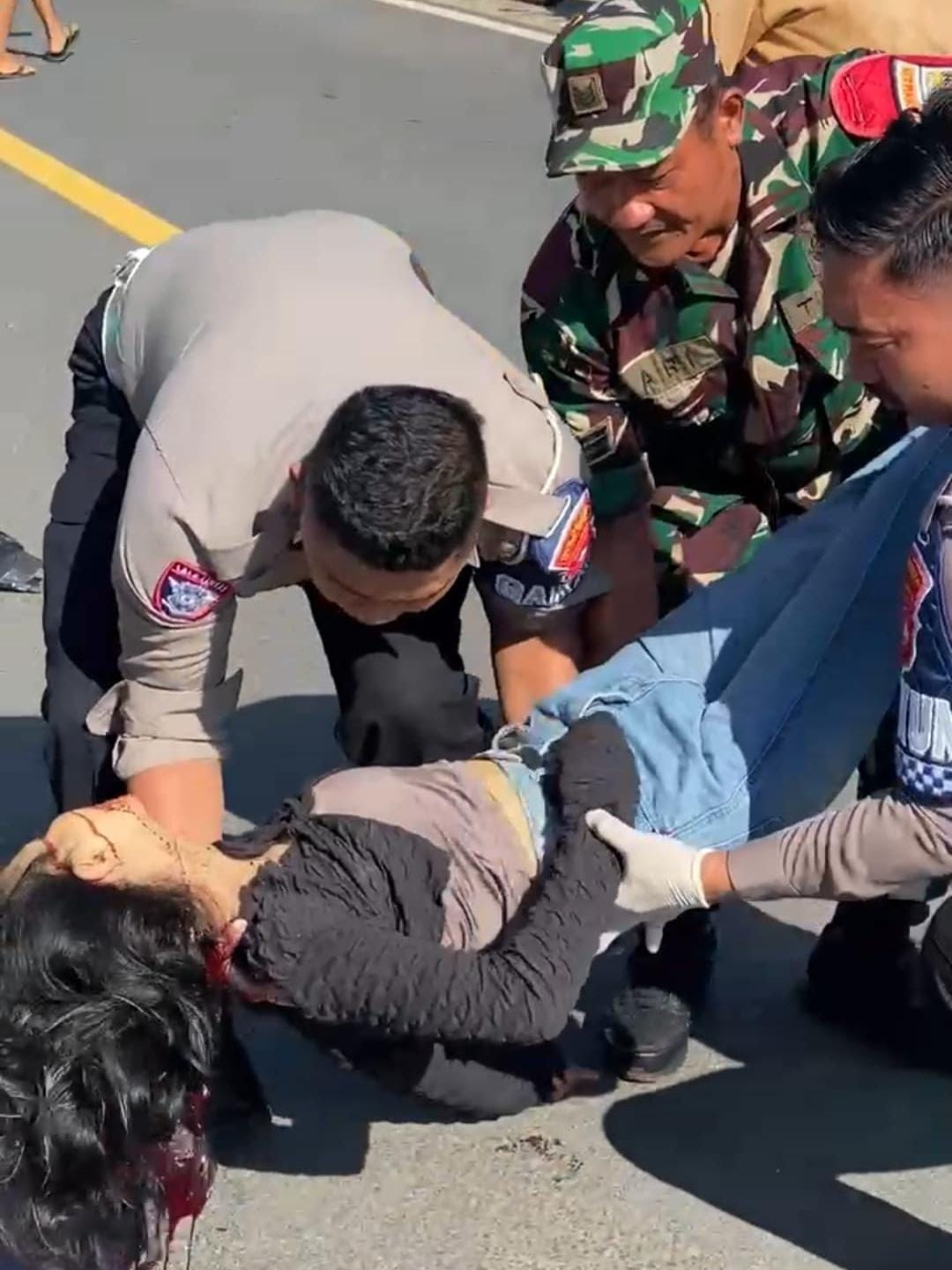 Petugas unit Gakkum Satlantas Polresta Tanjungpinang saat mengevakuasi korban kecelakaan tunggal di Jalan Lintas Tanjungpinang-Kijang, Selasa (20/5).
