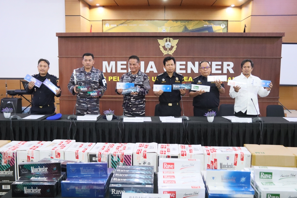 Kabid Penindakan dan Penyelidikan (P2) Bea Cukai Batam Muhtadi bersana Wadan Lantamal IV  Kolonel Laut (P) Ketut Budiantara saat ekspos kasus penyelundupan rokok tanpa pita cukai di kantor BC Batam.