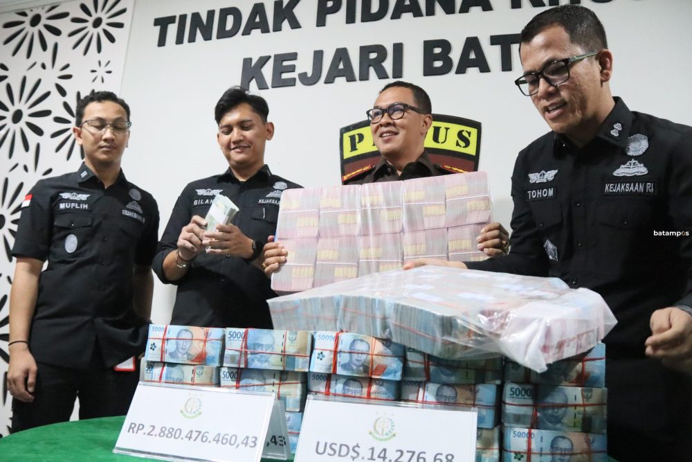 Kepala Kejari Batam, I Ketut Kasna Dedi bersama jajaran menunjukan barang bukti uang dalam kasus korupsi pengelolaan PNBP jasa pemanduan dan penundaan kapal di Pelabuhan  Batam, Selasa (20/5).