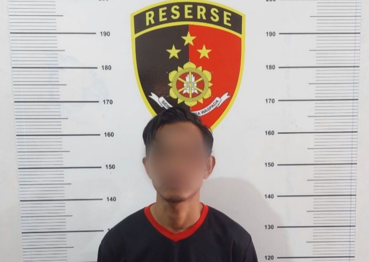 Pelaku sodomi inisial R diamankan di kantor polisi.