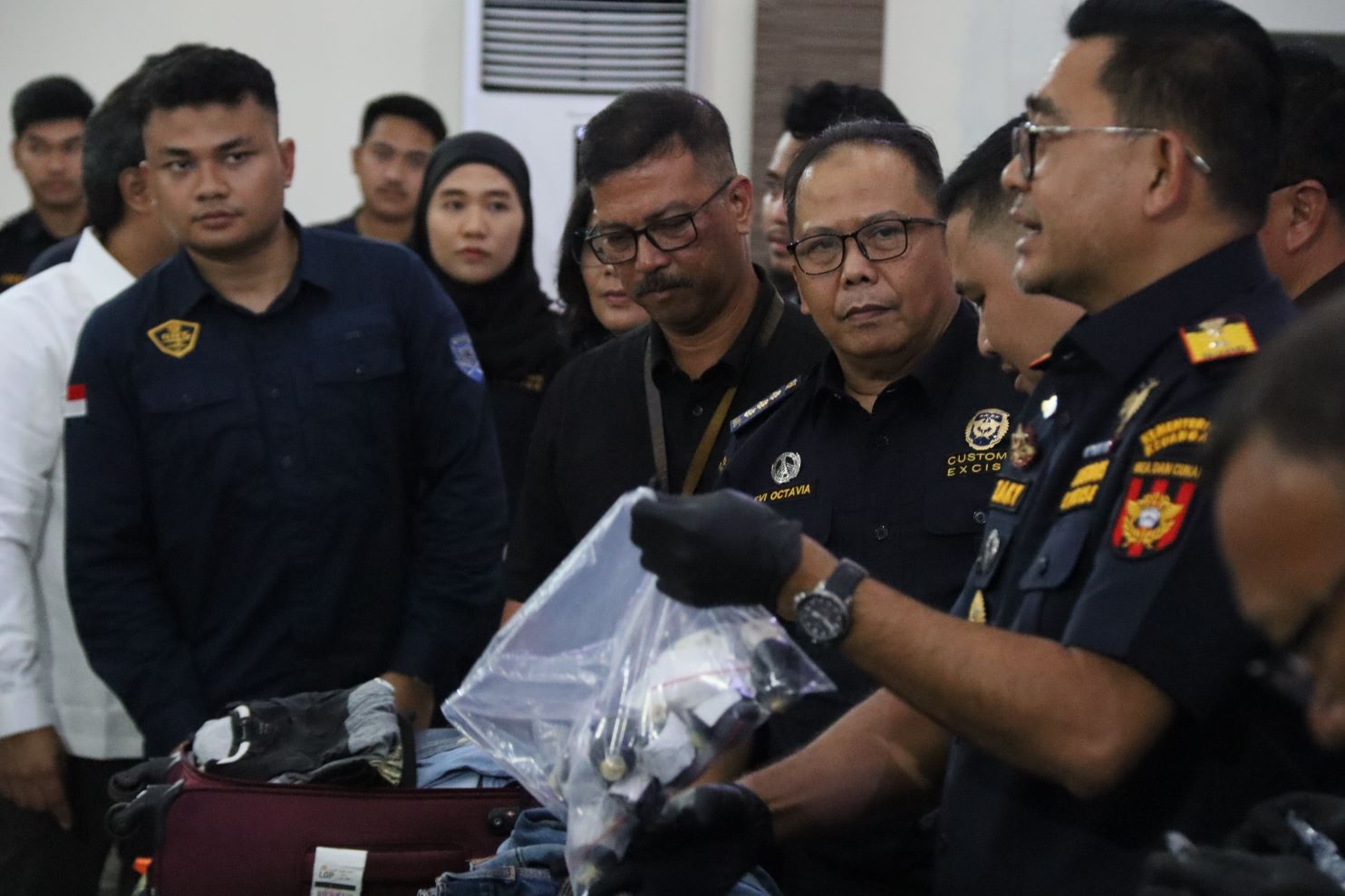 Kepala Bea Cukai Batam Zaky Firmansyah bersama Kepolisisan, TNI AU, BNN Kepri, Kejari Batam, dan intasi terkait memberikan keterangan pengungkapan penyelundupan Narkotika di Bandara  Hang Nadim.